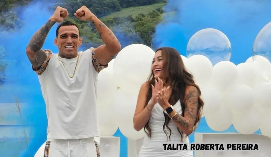 Talita Roberta Pereira smiling outdoors.