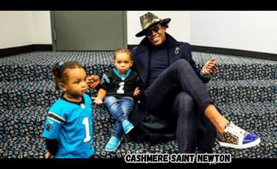 Cashmere Saint Newton at an event