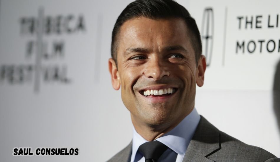 Saul Consuelos at a red carpet event