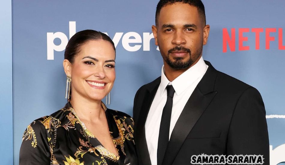 Samara Saraiva smiling at an event.